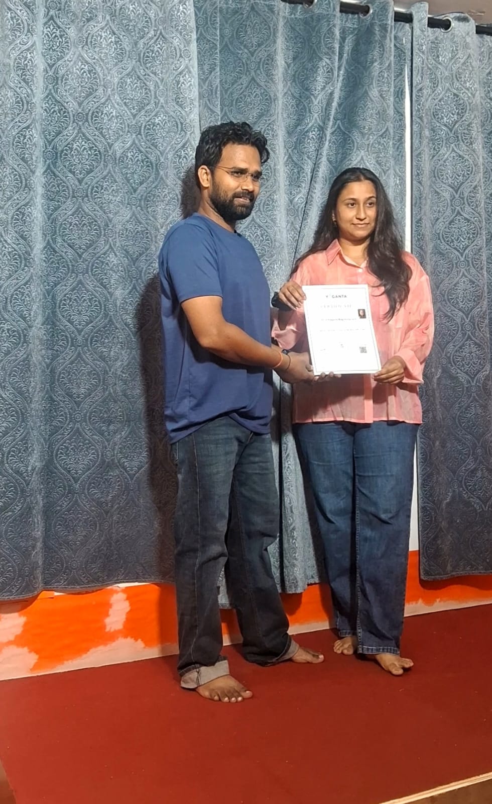 Dr. Vinayana Jain receiving her Yoganta Ice Bath Instructor Course (YCIBI) certificate from Raushan Yoganta at the workshop in Hyderabad.